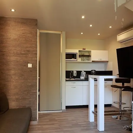 Hotel Mika Downtown 3*